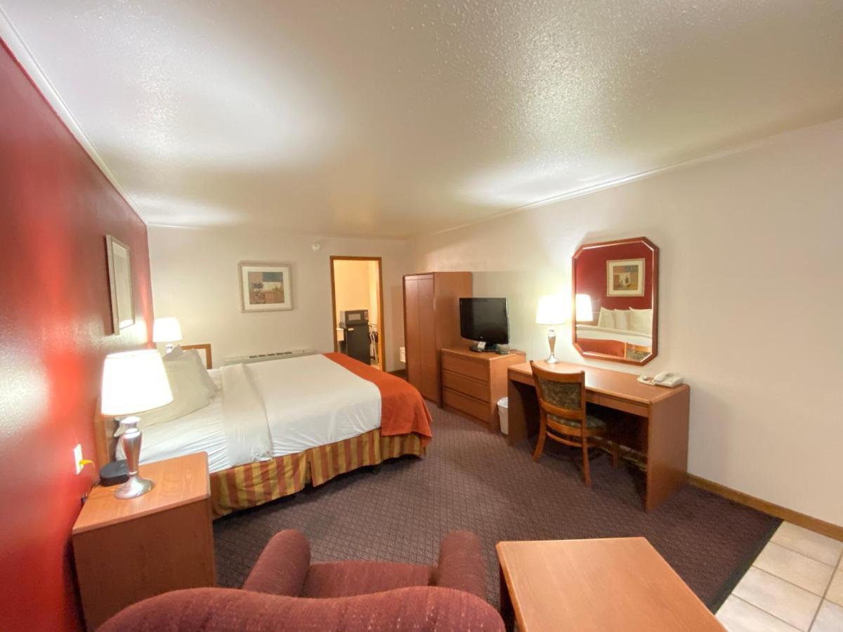 Fort Hays Inn ภายนอก รูปภาพ