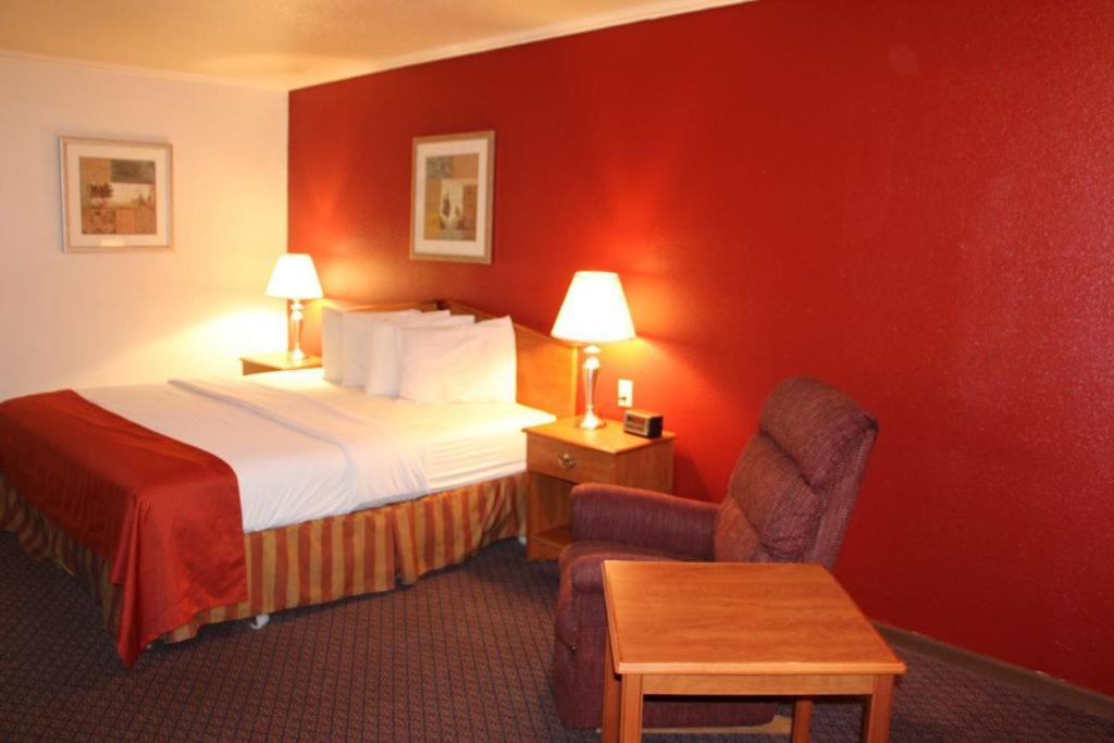 Fort Hays Inn ภายนอก รูปภาพ